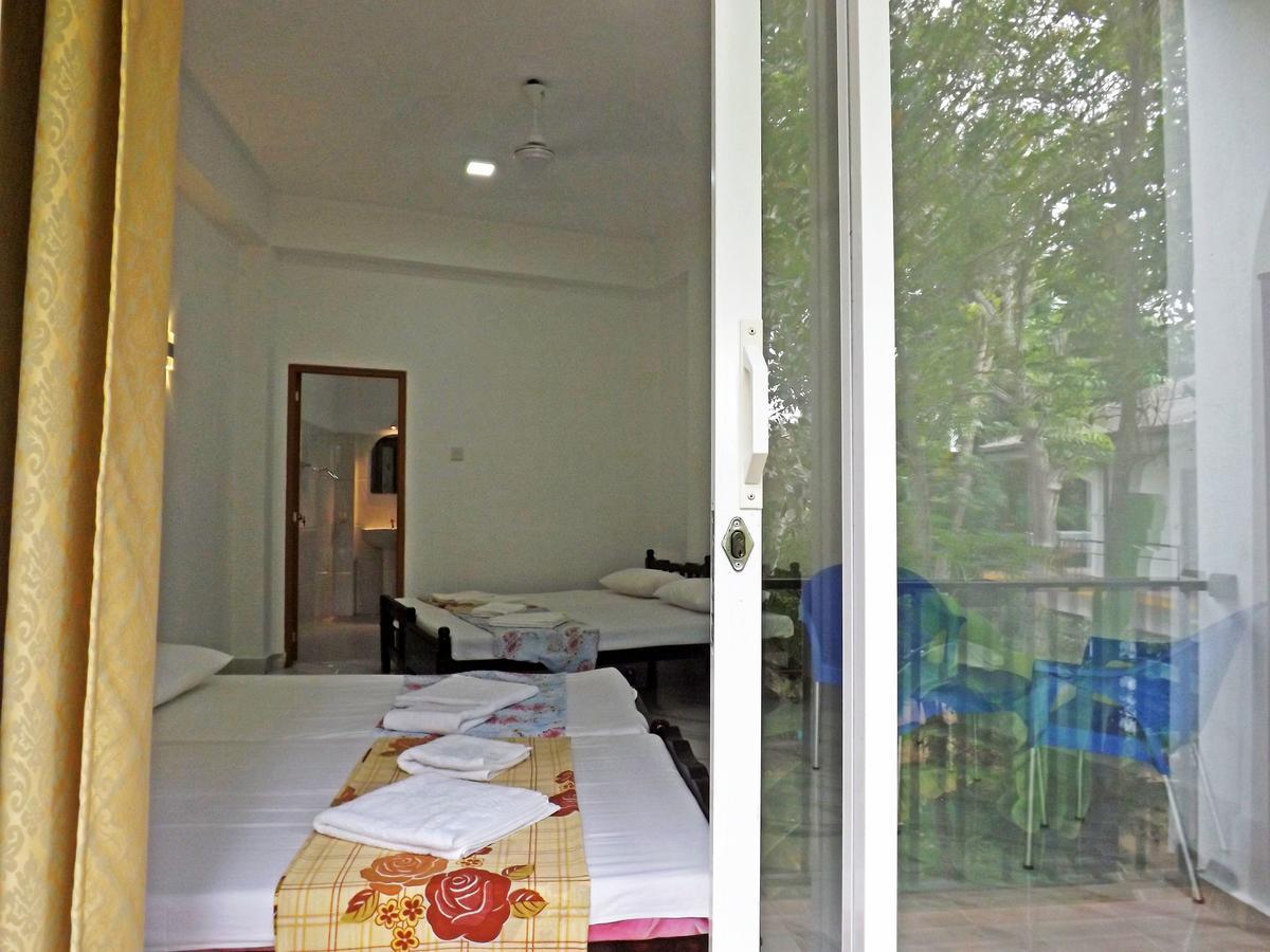 Hotel "Diana" Hikkaduwa Buitenkant foto